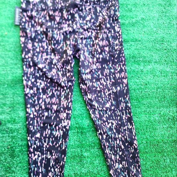 New Ideology Womens Activewear cropped leggings - Picture 3 of 4